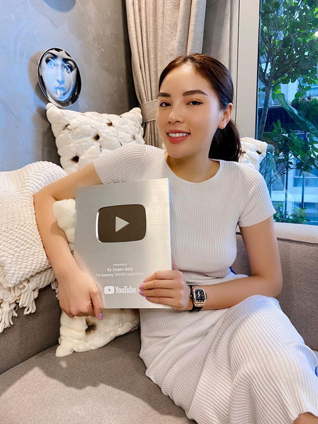 Người đẹp lựa chọn đồ nội thất sang xịn, tiện nghi. Thành tích trên kênh YouTube riêng cũng rất ấn tượng.
