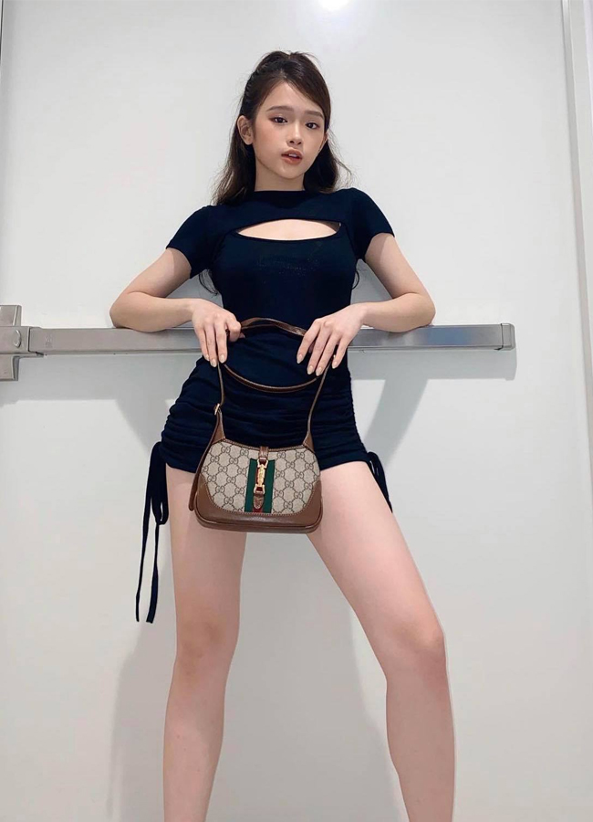 Chiếc váy bodycon siêu ngắn, chỉ che hết vòng 3 của người đẹp khiến dân tình giật mình "thon thót".

