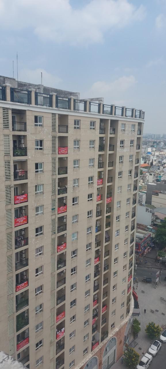 Chung cư Phúc Yên 2 đỏ rực, vì hàng loạt băng rôn, khẩu hiệu của cư dân treo tại ban công của các căn hộ.