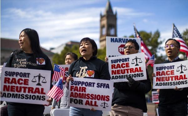 Nhiều người từng phản đối quy trình tuyển sinh của ĐH Harvard, bị cho là phân biệt đối xử với sinh viên châu Á. Ảnh: Adam Glanzman/ Bloomberg/ Getty.