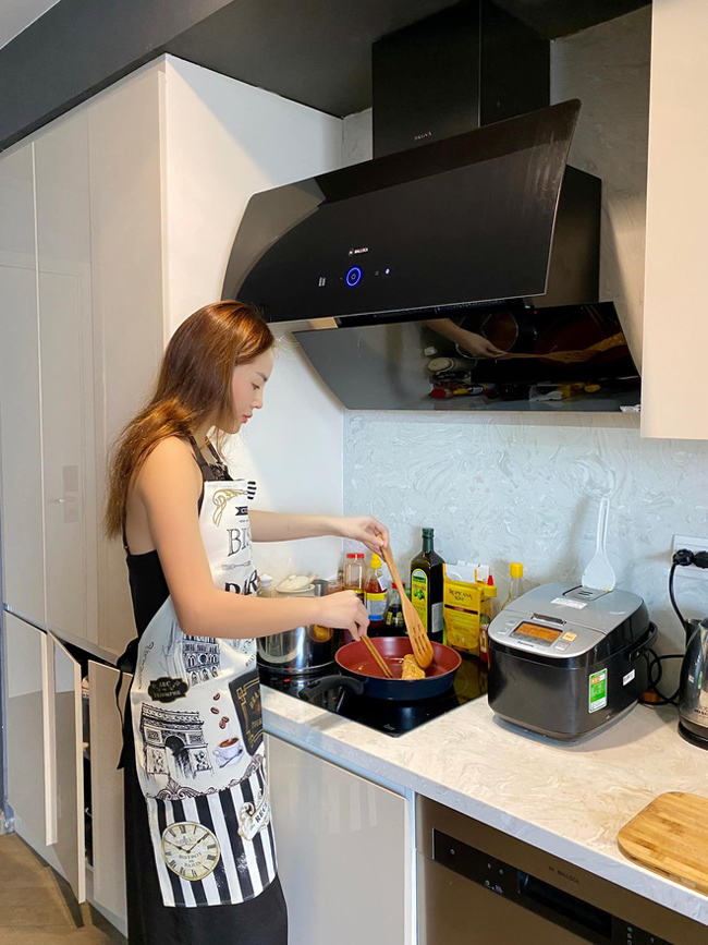 Không gian bếp được bài trí rất gọn gàng, tiện lợi cho người nấu ăn.
