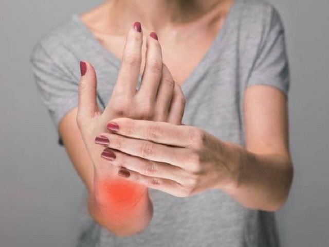 Sức khỏe đời sống - Đừng coi thường dấu hiệu cứng ngón tay, rất có thể đó là triệu chứng của 3 căn bệnh này