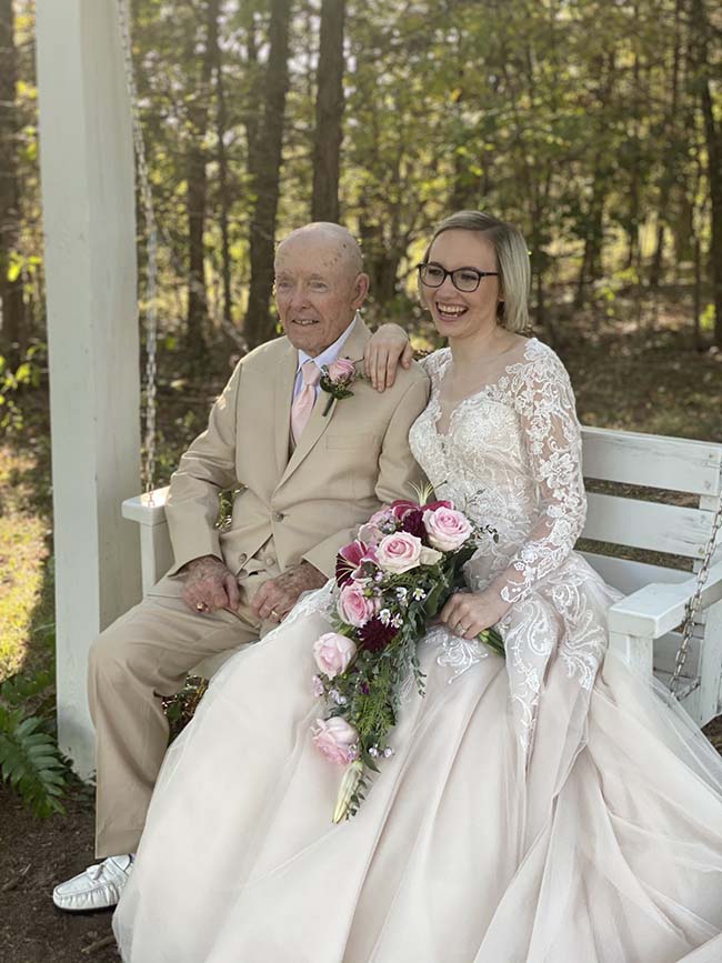 Cô gái 19 tuổi gây xôn xao khi kết hôn với cụ ông 89 tuổi - 2