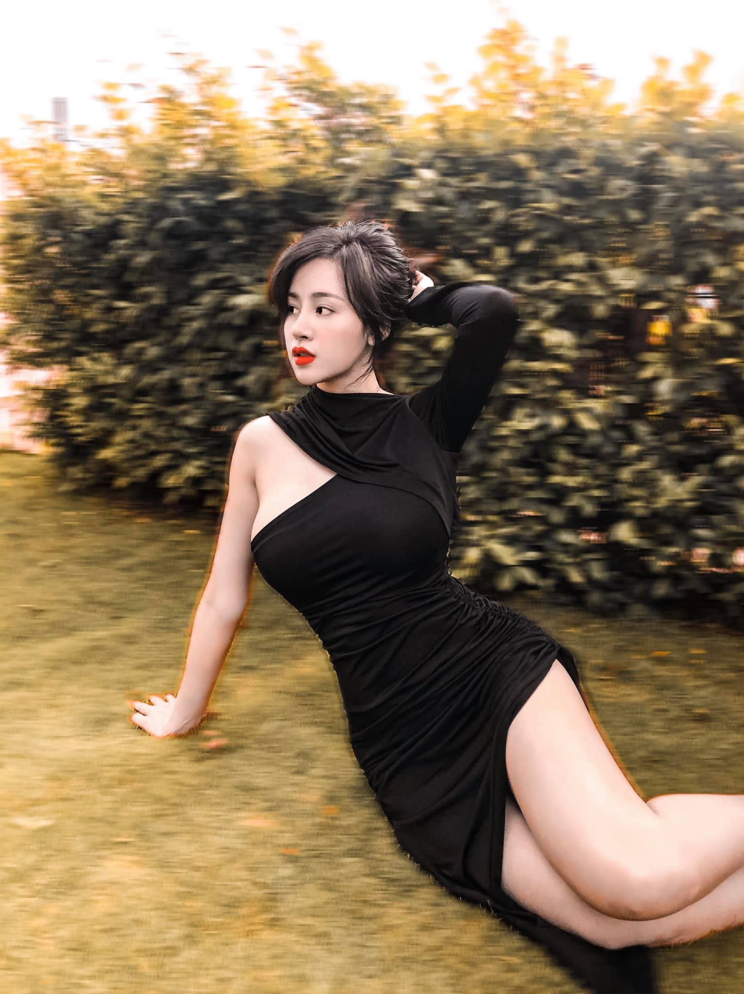 Những chiếc váy xẻ đùi giúp phái đẹp chiếm trọn spotlight mỗi khi xuất hiện.