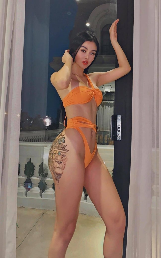 'Hoa hậu ăn chơi nhất Sài thành' Julia Hồ sở hữu hình xăm cực lớn ngay vòng 3, được cô trọn qua mỗi lần mặc đồ bơi khoét hông cao.
