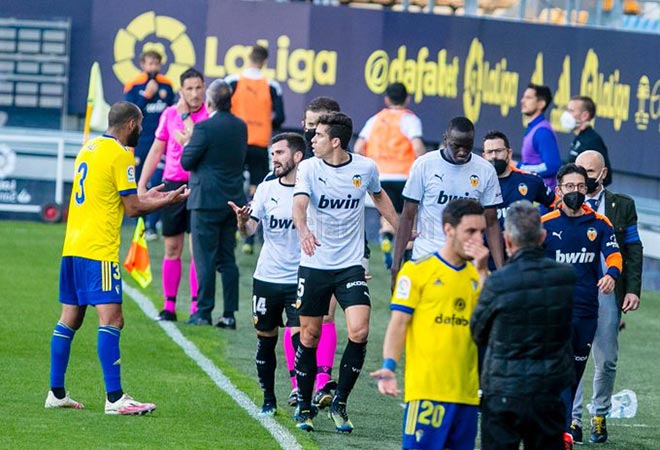 Các cầu thủ Valencia bỏ ra khỏi sân do hành vi lăng mạ&nbsp;Diakhaby của Cala