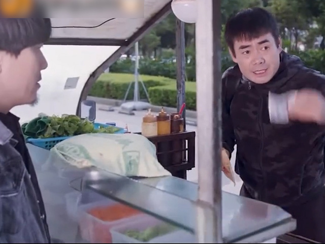 Video Clip Cười - Quán ăn vỉa hè tự phụ vụ khiến khách hàng cũng phải ngơ ngác