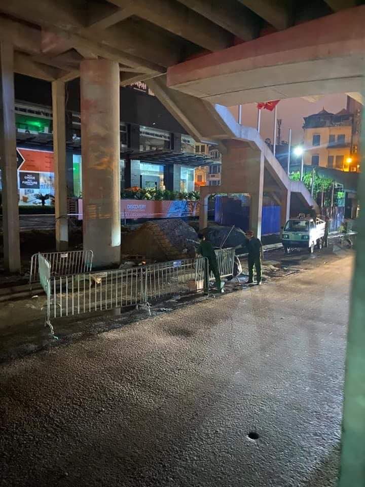 Lực lượng công an phong toả hiện trường vụ án mạng.