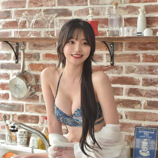 Tuy nhiên, khi khoác lên người những bộ bikini gợi cảm, hình thể của cô nàng được phô diễn tối đa khiến người hâm mộ khó lòng rời mắt.
