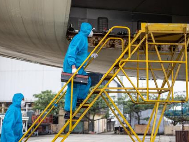 Tin tức trong ngày - Công việc đặc biệt của "thợ lau điều hòa" máy bay