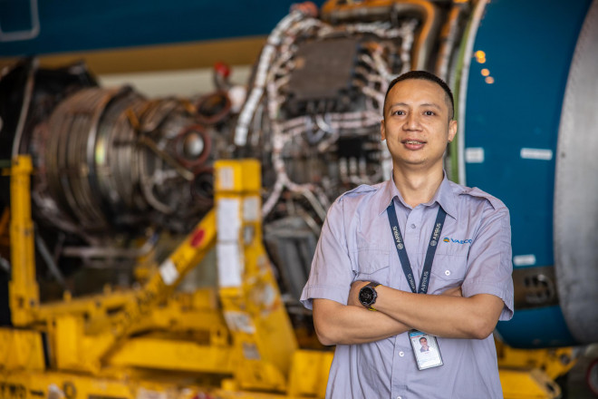 Đảm nhận việc bảo dưỡng máy lọc không khí trên máy bay, anh Phùng Thanh Hòa tự xem mình là người "lau điều hòa"