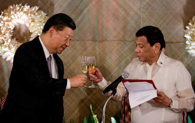Chủ tịch Trung Quốc Tập Cận Bình (trái) và Tổng thống Philippines Rodrigo Duterte. Ảnh: REUTERS
