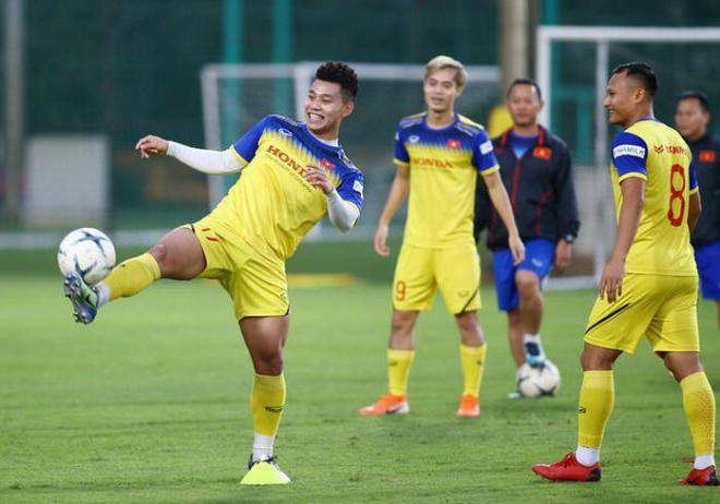 Trọng Hoàng (phải) và Văn Thanh (trái) đang là hai hậu vệ phải xuất sắc của bóng đá Việt Nam