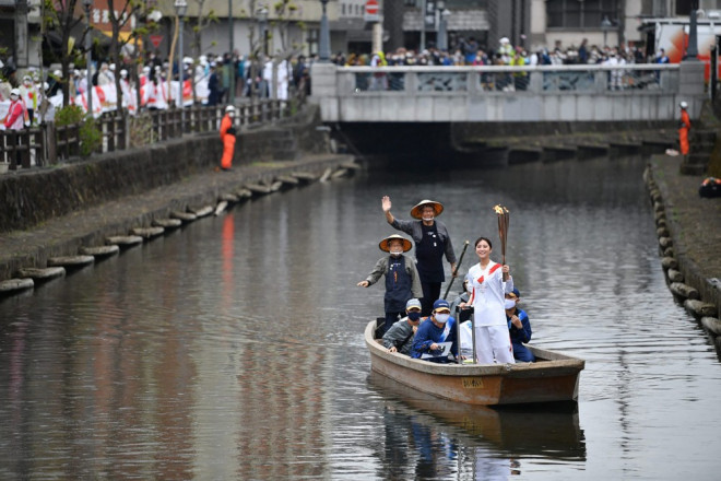 Ngọn đuốc Olympic Tokyo được rước đi dưới...kênh để giảm bớt sự tương tác.&nbsp; Ảnh: AFP