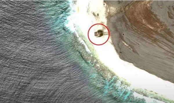 Vật thể lạ mà một cư dân mạng phát hiện ra trên Đảo Starbuck, qua hình ảnh của Google Earth. Ảnh: Google Earth.
