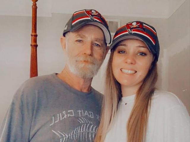 Phi thường - kỳ quặc - Lệch nhau 30 tuổi, cặp đôi bị nhận nhầm là ông cháu, luôn giữ bí mật vì sợ bị nói "đào mỏ''