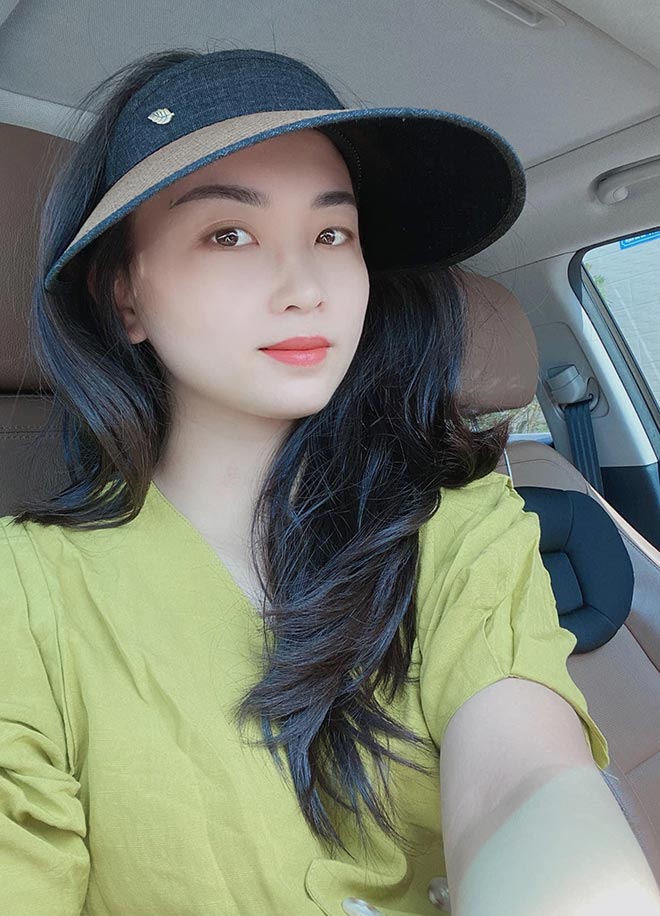 Vân Nguyễn trẻ trung với trang phục dạo phố