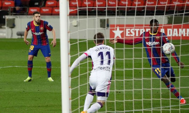 Ousmane Dembele bắt vô-lê chân trái ghi bàn đúng phút chính thức cuối cùng giúp Barca thắng nhọc Valladolid 1-0 ở sân nhà Nou Camp