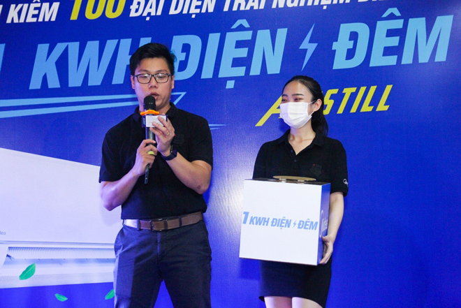 Đai diện nhãn hàng Midea bốc thăm