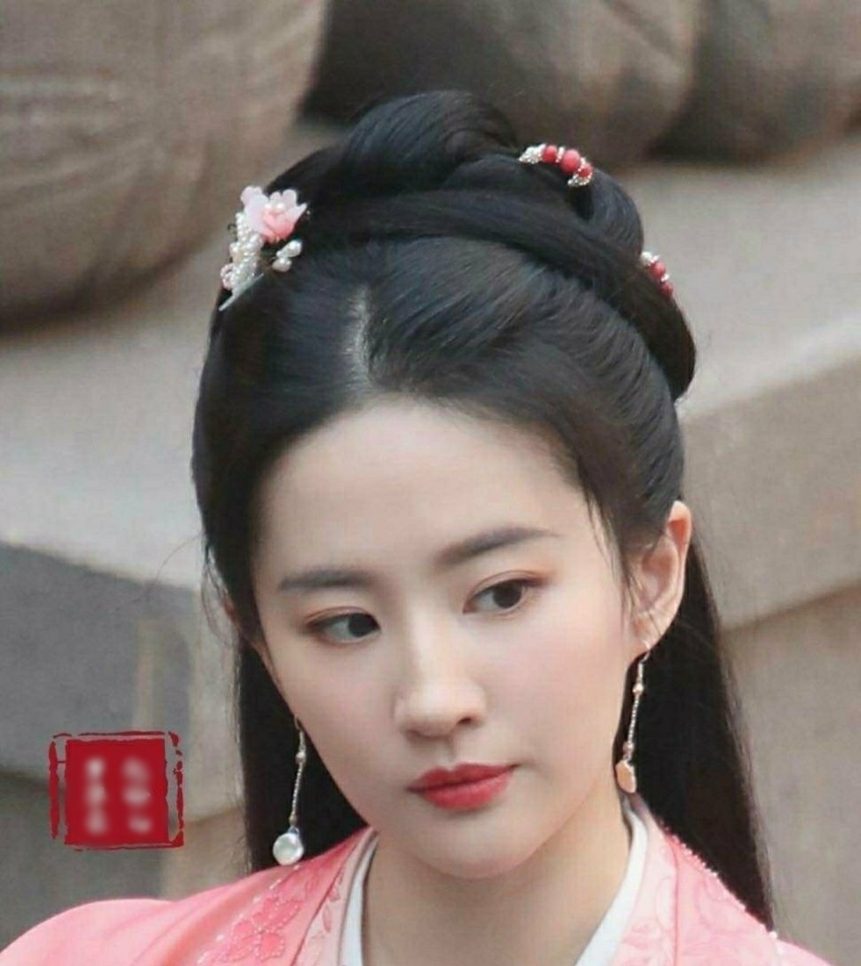 Lưu Diệc Phi được khen ngợi với tạo hình cổ trang trong bộ phim "Mộng Hoa Lục".