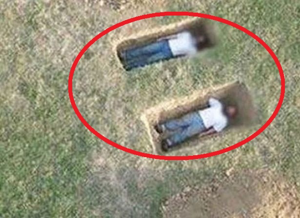 Bức ảnh do Google Maps chụp cho thấy cảnh 2 người đàn ông nằm trong 2 ngôi mộ chưa lấp đất. Ảnh: Google Maps