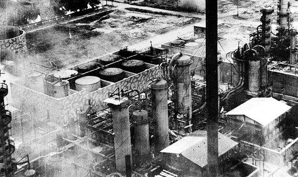 Các cơ sở lọc dầu của phát xít Đức ở Romania năm 1943.