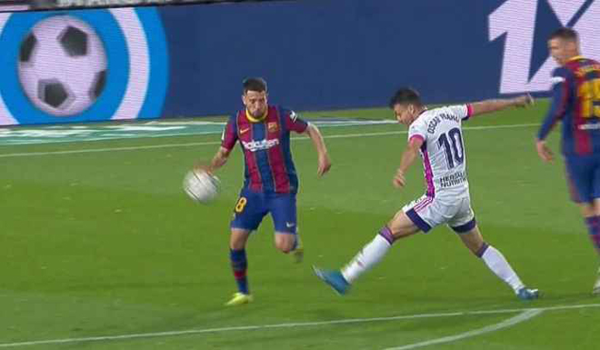 Barca thắng nhọc đội yếu lên nhì bảng, nghi án trọng tài "tiếp tay" - 3