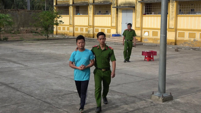 CLIP: Bắt tạm giam gã phi công đưa người phụ nữ có chồng vào bẫy - 1