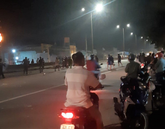 Nhiều người dân tập trung hiện trường vụ tai nạn