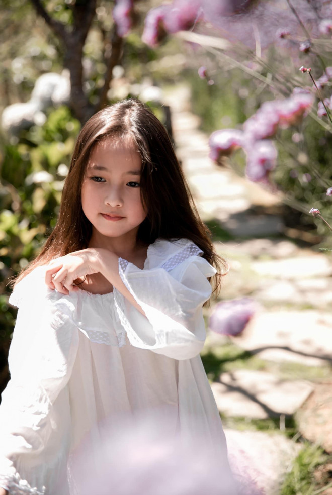 Con gái của Hà Kiều Anh xinh chuẩn "đại mỹ nhân tương lai" gây xôn xao.