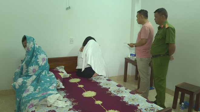 Lực lượng công an bắt quả tang các cặp đôi mua bán dâm