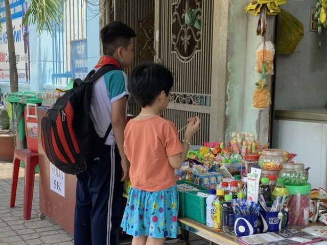 Thị trường - Tiêu dùng - Hiểm hoạ từ những lọ phẩm màu không rõ nguồn gốc bày bán tràn lan