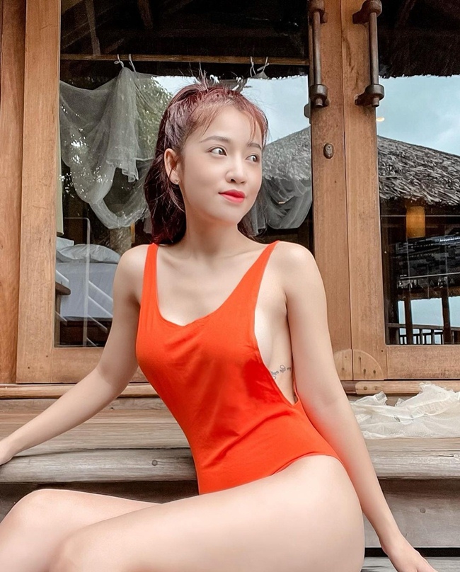 Diễn viên Puka&nbsp;sở hữu hình xăm bằng chữ nhỏ ngay dưới chân ngực.
