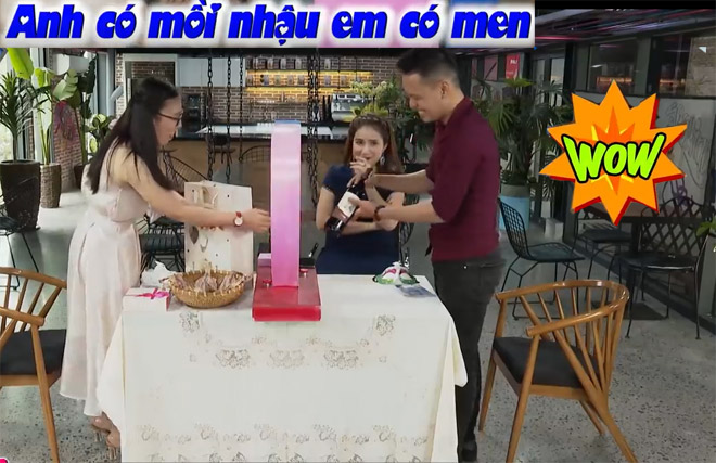 Lần đầu hẹn hò, cặp đôi rất hợp ý khi mang rượu và mồi tặng nhau - 7