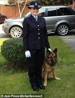 Charlotte làm cảnh sát huấn luyện chó.