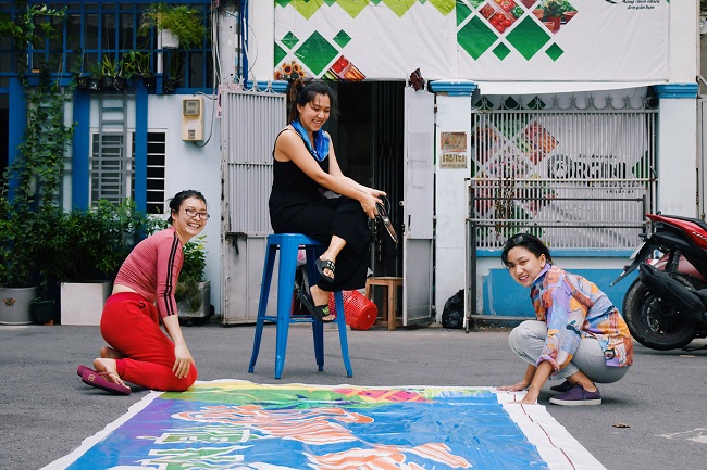 Từng mảnh vải nhỏ được tính toán để cắt cẩn thận, hạn chế tối đa bạt vụn phải bỏ đi.