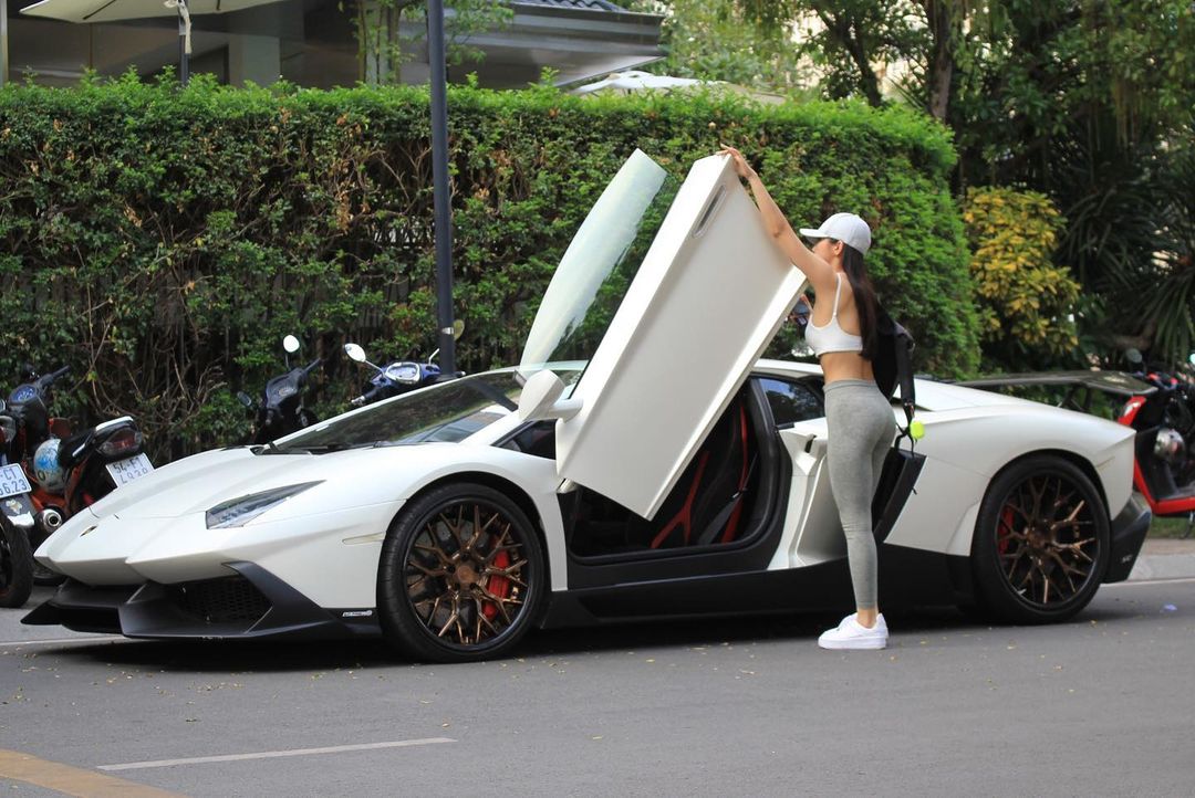 Cô gái Việt có Lamborghini Aventador chục tỷ: Body chuẩn dân gym, chụp lén &#34;dìm không chìm&#34; - 1