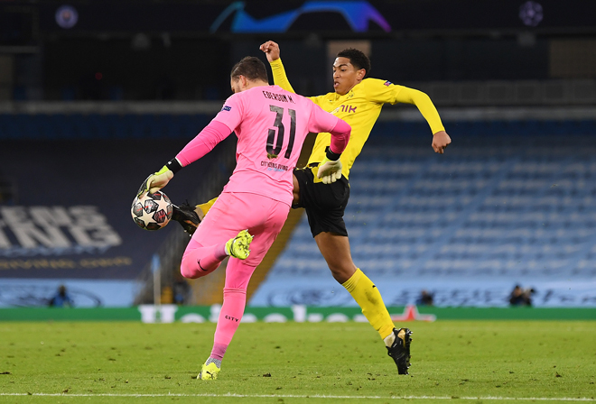 Bellingham đã chạm bóng trước khi va chạm với Ederson