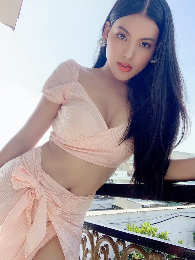 Ly Na Trang là nữ diễn viên trẻ của showbiz Việt. Cô quen thuộc với khán giả qua các vai phản diện trong các dự án phim truyền hình.
