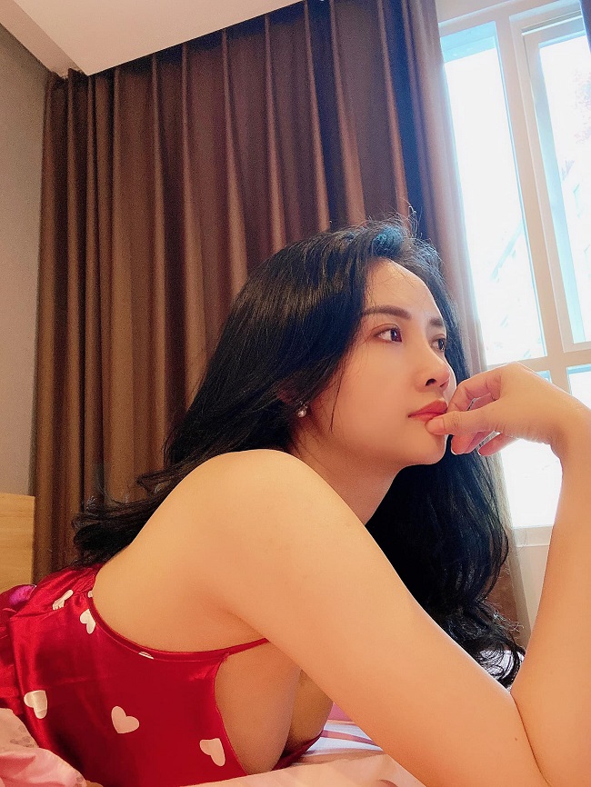 Với ba vòng nóng bỏng cùng làn da trắng mịn màng, người đẹp sinh năm 1993 theo đuổi phong cách sexy, thường xuyên đăng tải bức ảnh khoe gương mặt và thân hình quyến rũ.&nbsp;
