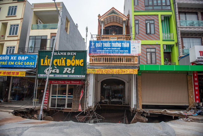 Nhiều ngôi nhà bị sụt lún phía trước cửa.