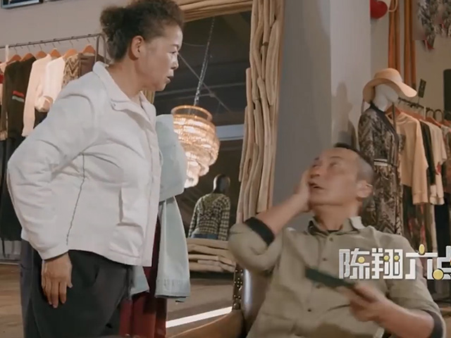 Video Clip Cười - Cái kết hài hước của ông chồng đưa vợ đi shopping nhưng mải mê chơi game