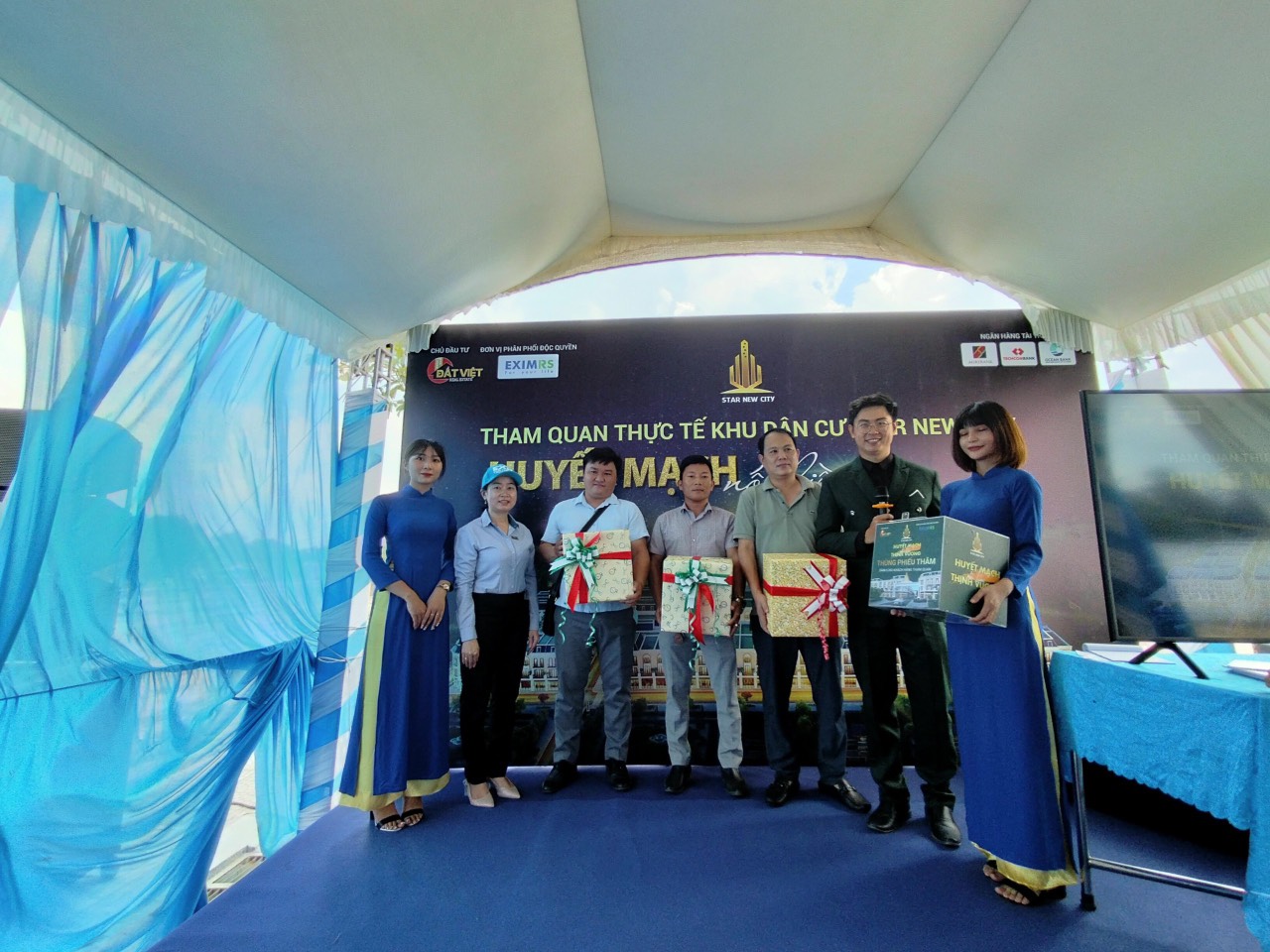 Star New City thường xuyên tổ chức các buổi tham quan thực tế dự án và trao tặng những phần quà hấp dẫn cho các khách hàng may mắn