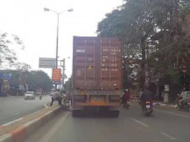 Tin tức trong ngày - Video: Cố vượt xe container, người phụ nữ "đầu trần" bị chèn gãy chân