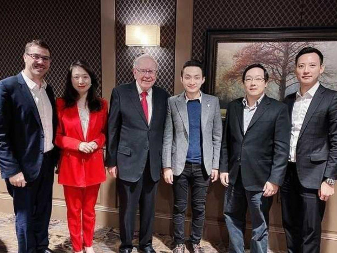 Justin Sun chi tiền khủng để đấu giá suất ăn trưa cùng Warren Buffett.