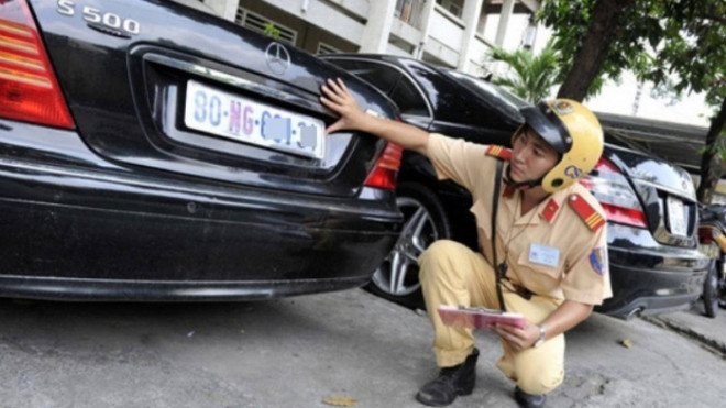 Chính phủ giao 4 bộ ngành, trong đó có Bộ Công an rà soát các "xe biển ngoại giao" chưa sang tên đổi chủ để thực hiện quy định mới