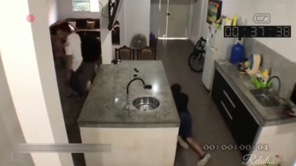 Chồng về bất ngờ khi đang tình tứ với nhân tình, vợ tung đủ chiêu trò để giúp "kẻ thứ 3" chạy trốn. 