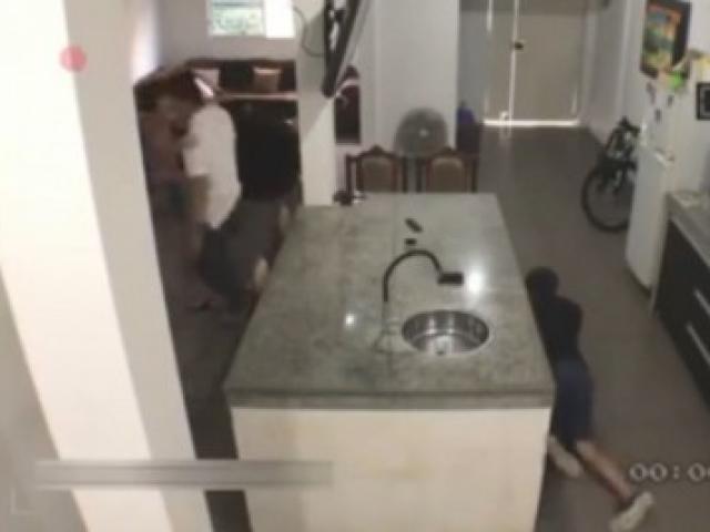 Phi thường - kỳ quặc - Vợ quấn quít ôm chặt chồng, tưởng hạnh phúc hóa ra "kế hoãn binh” cho người này tẩu thoát