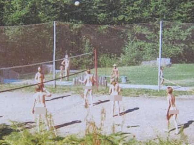 Thể thao - Chuyện lạ nam nữ khỏa thân chơi bóng chuyền: Người đẹp bỏ về vì điều tế nhị