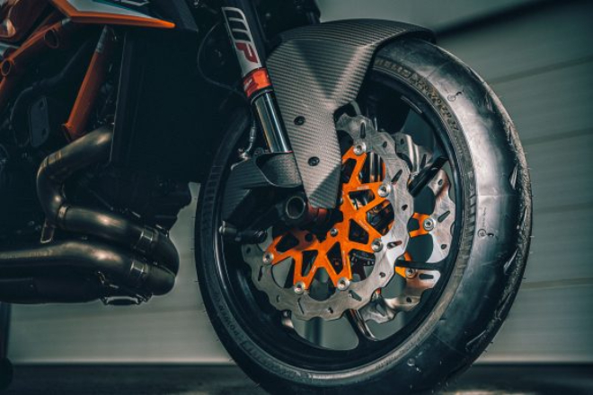 Siêu môtô 2021 KTM 1290 Super Duke RR ra mắt, thân bằng sợi carbon - 10